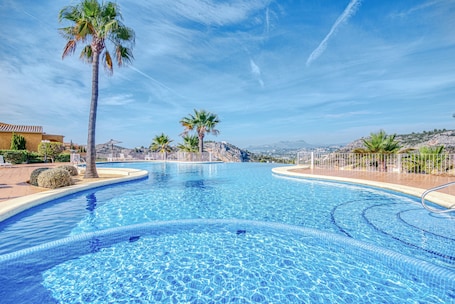 Pool. Apartment 'La Cumbre' with Mountain View, Shared Pool and Air Conditioning