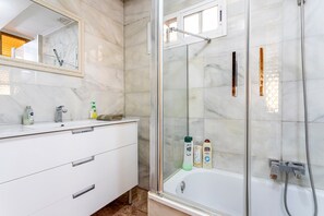 Bathtub, hair dryer, towels - Apartment 'San Antonio' with Private Terrace, Wi-Fi and Air Conditioning (Sedaví)