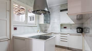 Réfrigérateur, micro-ondes, plaque de cuisson, cafetiÚre/bouilloire