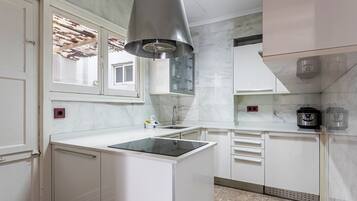 Frigorifero, microonde, piano cottura, macchina per tè/caffè