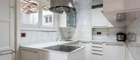 Réfrigérateur, micro-ondes, plaque de cuisson, cafetière/bouilloire