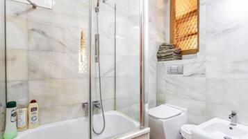 Badkar, hårtork och handdukar