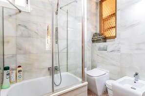 Bathtub, hair dryer, towels - Apartment 'San Antonio' with Private Terrace, Wi-Fi and Air Conditioning (Sedaví)