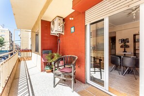 Outdoor dining - Apartment 'San Antonio' with Private Terrace, Wi-Fi and Air Conditioning (Sedaví)