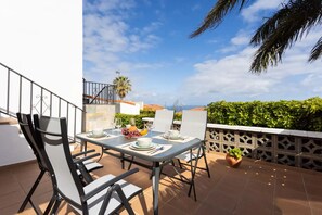 Outdoor dining - Vacation Home 'Casa Carolina' with Sea View, Private Terrace and Wi-Fi (El Sauzal)