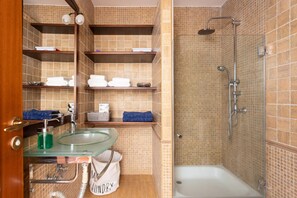 Douche, sèche-cheveux, serviettes fournies