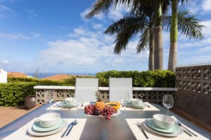 Outdoor dining - Vacation Home 'Casa Carolina' with Sea View, Private Terrace and Wi-Fi (El Sauzal)
