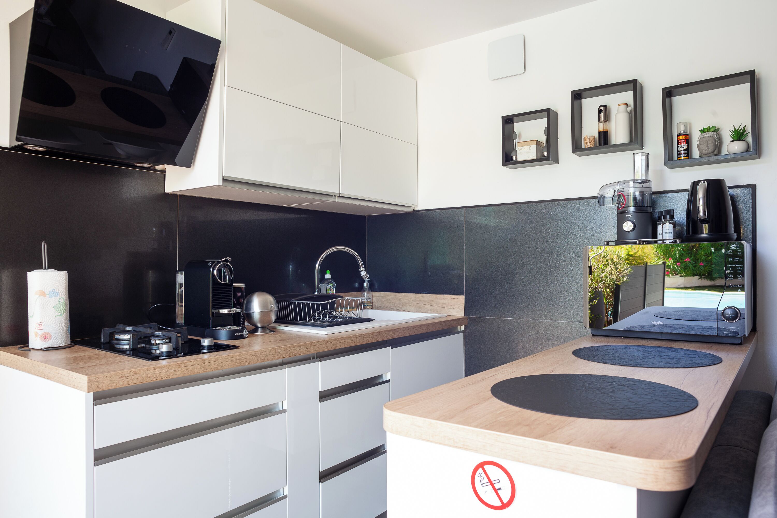 Jääkaappi, mikroaaltouuni, uuni, liesi