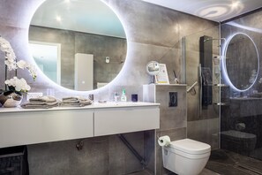 Douche, séchoir à cheveux, serviettes fournies