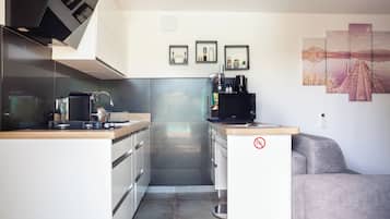 KjĂžleskap, mikrobĂžlgeovn, ovn og kokeplater