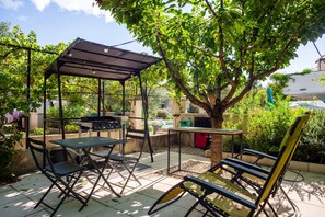 Outdoor dining - Apartment 'Lucerta Bella' with Shared Pool, Wi-Fi and Air Conditioning (Aix-en-Provence)