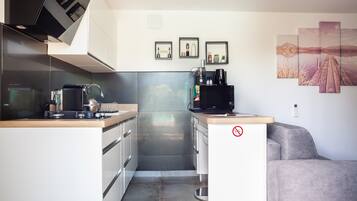 Kühlschrank, Mikrowelle, Ofen, Herdplatte