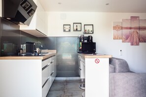 Fridge, microwave, oven, stovetop - Apartment 'Lucerta Bella' with Shared Pool, Wi-Fi and Air Conditioning (Aix-en-Provence)