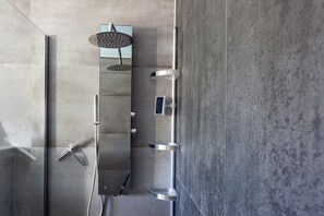 Shower, hair dryer, towels - Apartment 'Lucerta Bella' with Shared Pool, Wi-Fi and Air Conditioning (Aix-en-Provence)