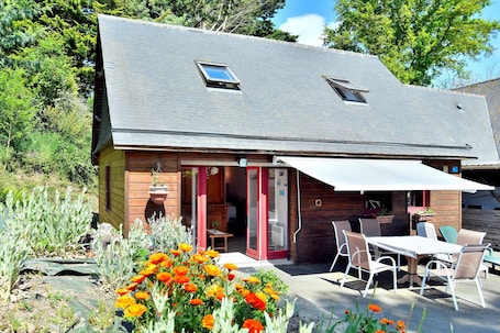 Outdoor dining. Lovely Wooden Vacation Home