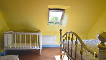 2 bedrooms, iron/ironing board, WiFi