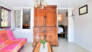 2 bedrooms, iron/ironing board