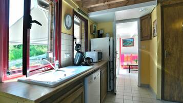 Een koelkast, een magnetron, een oven, een kookplaat