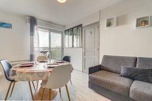 Interior - Charming Ground-Floor Apartment with Sea View and Private Courtyard (Saint-Cast-le-Guildo)