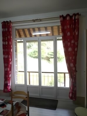 Interior - Apartment 'Capacity 2 to 5 People' with Mountain View and Balcony (Mont-Dore)