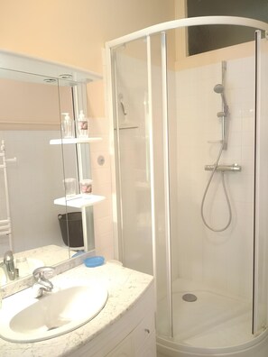 Shower, free toiletries, hair dryer
