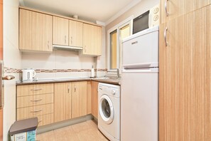 ثلاجة، ميكروويف، موقد طهي مسطح، ماكينة لصنع القهوة/الشاي