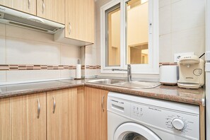 Frigorifero, microonde, piano cottura, macchina per tè/caffè