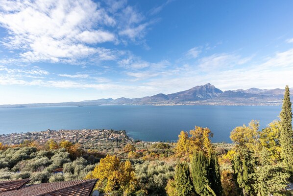 Une ville côtière offrant une vue sur la mer et les montagnes.