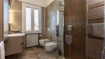 Dusche, Haartrockner, HandtĂŒcher