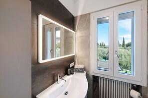 Shower, hair dryer, towels - Apartment 'Casa Serena' with Lake View, Wi-Fi and Air Conditioning (Torri del Benaco)