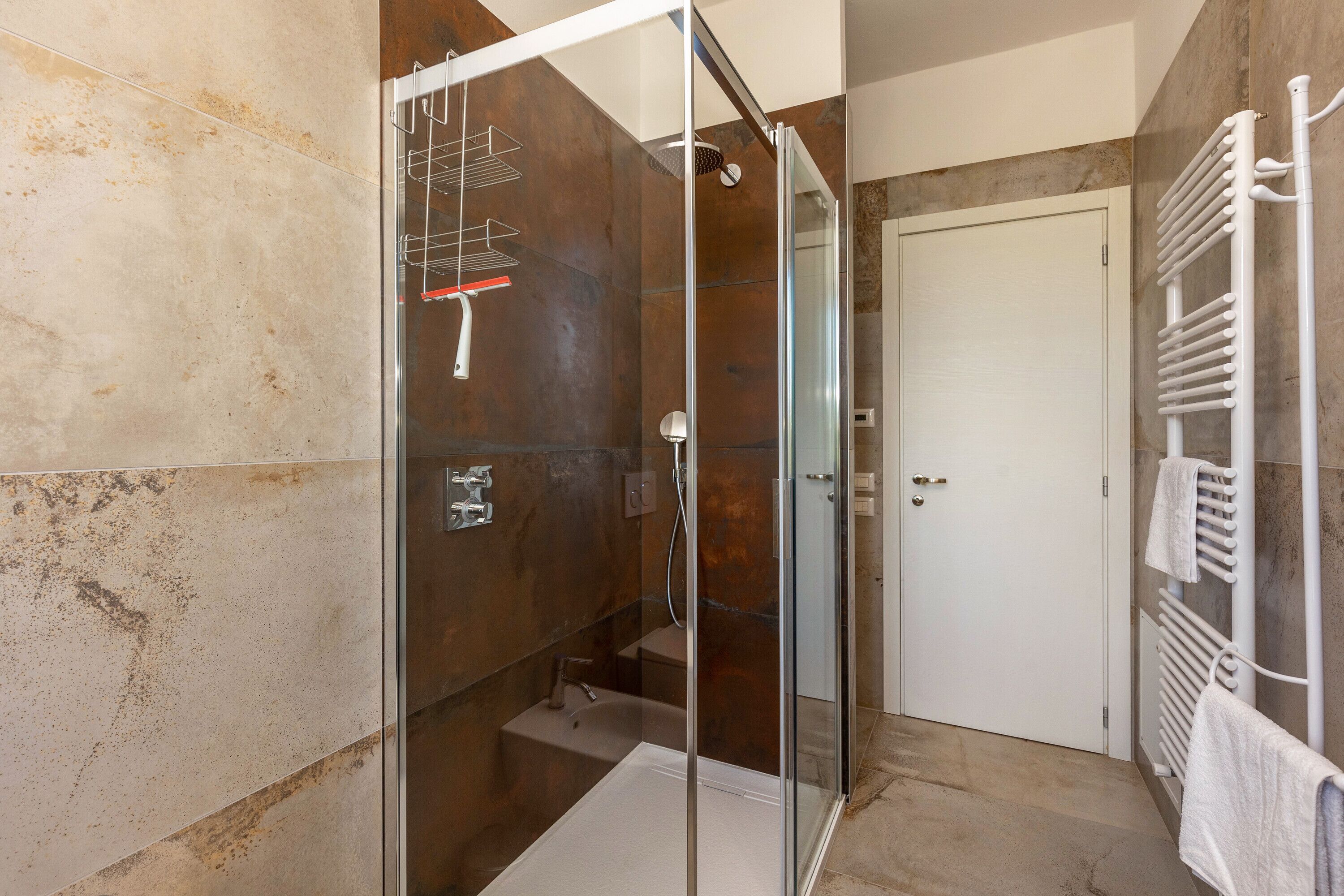 Douche, sèche-cheveux, serviettes fournies