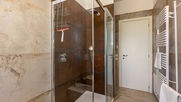 Dusche, Haartrockner, HandtĂŒcher