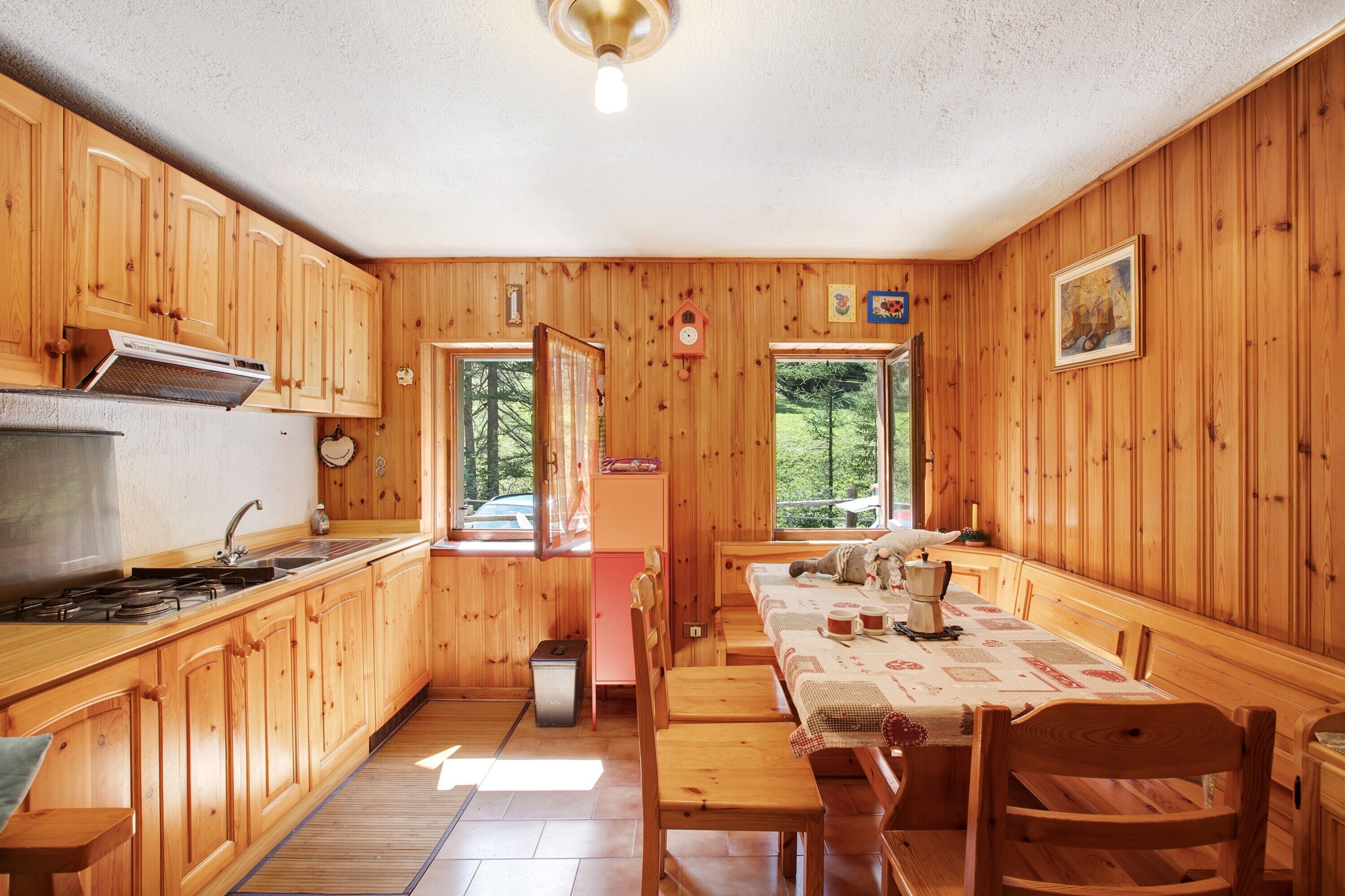 Refrigerador, parrilla de estufa, cafetera y tetera y tetera eléctrica 