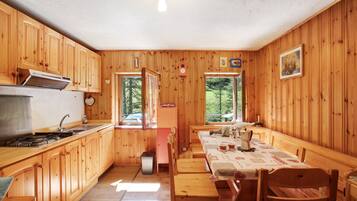 Refrigerador, parrilla de estufa, cafetera y tetera y tetera eléctrica