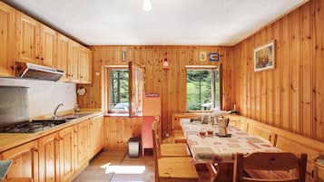Fridge, stovetop, coffee/tea maker, electric kettle