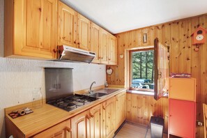 Kühlschrank, Herdplatte, Wasserkocher mit Kaffee-/Teezubehör