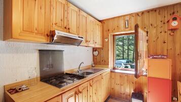 Refrigerador, parrilla de estufa, cafetera y tetera y tetera eléctrica