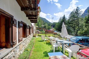 Outdoor dining - Holiday Studio 'Lo Peiglo' with Mountain View and Garden (Valgrisenche)