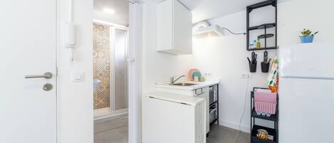 Frigorifero, microonde, forno, piano cottura