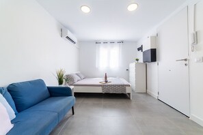 Living area - Studio Apartment 'Casa Maruchi - 2' near the Beach with Shared Terrace and Wi-Fi (Almería)