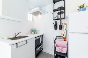 Fridge, microwave, oven, stovetop - Studio Apartment 'Casa Maruchi - 2' near the Beach with Shared Terrace and Wi-Fi (Almería)