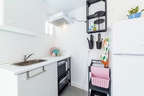 Kjøleskap, mikrobølgeovn, ovn og kokeplater