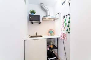 Frigorifero, microonde, piano cottura, macchina per tè/caffè