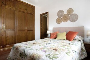 Iron/ironing board, bed sheets