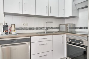 Réfrigérateur, four à micro-ondes, un four, surface de cuisson