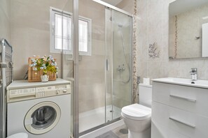 Shower, hair dryer, towels