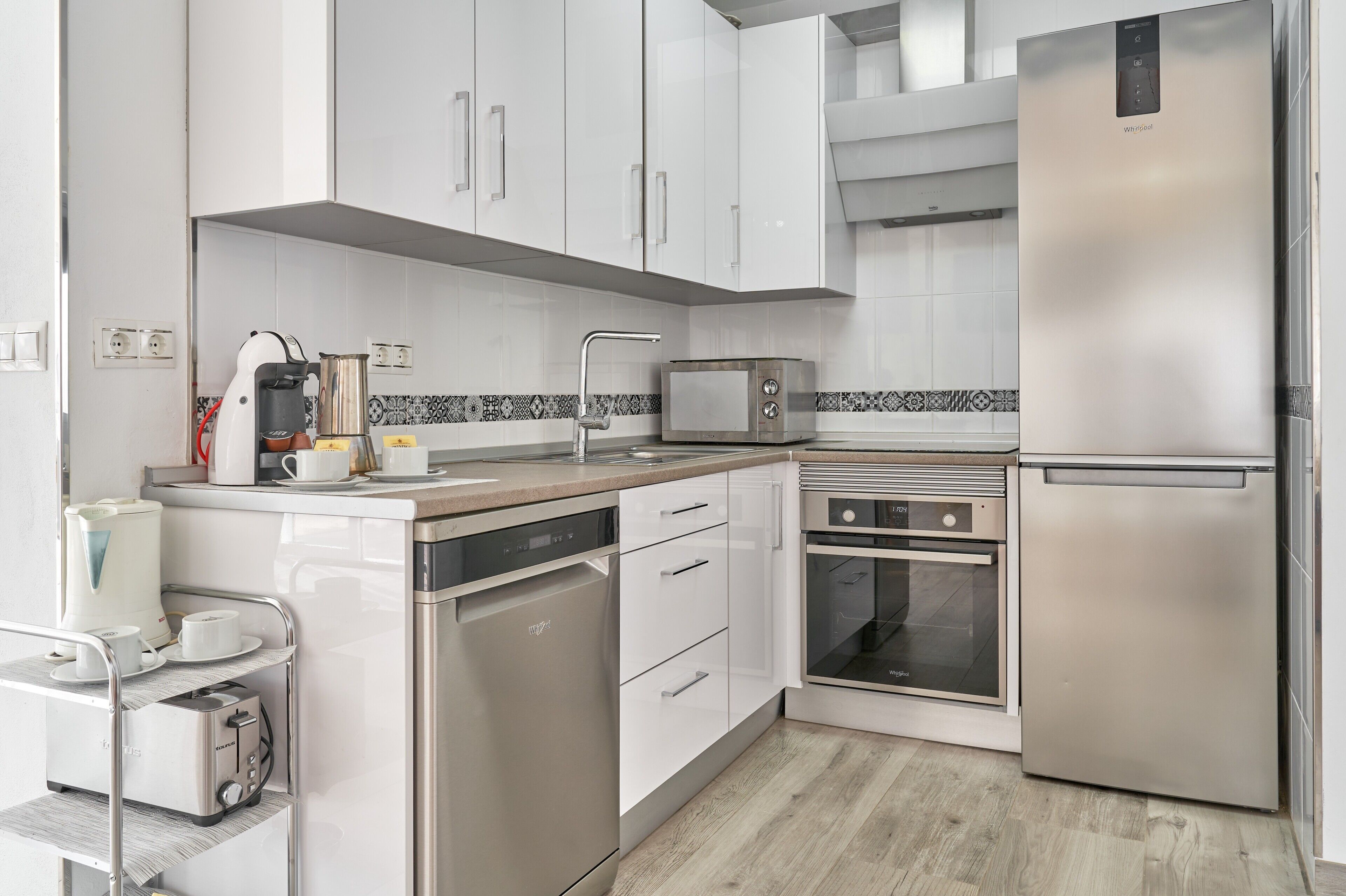 Frigorífico, microondas, horno y placa de cocina