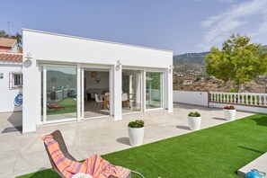 Outdoor dining - Holiday Home 'Entre Montañas' with Mountain View, Wi-Fi and Air Conditioning (Archez)