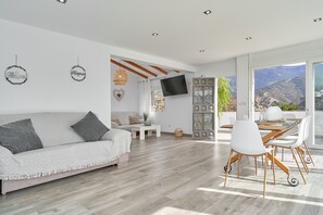 TV - Holiday Home 'Entre Montañas' with Mountain View, Wi-Fi and Air Conditioning (Archez)