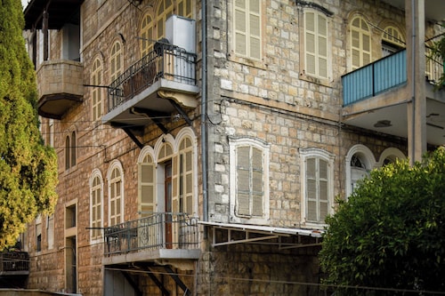 Chic Red Studio near Talpiot Market